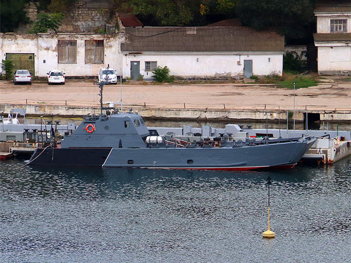 Десантный катер Д-144 Черноморского флота у причала