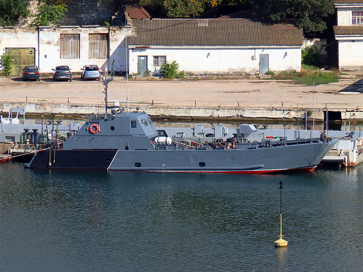 Десантный катер Д-144 Черноморского флота у причала в Севастополе