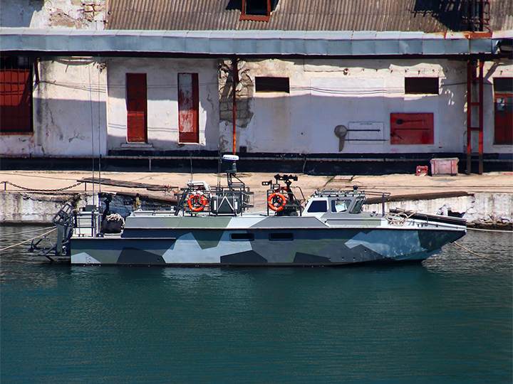 Десантный катер Д-296 у причала в Южной бухте Севастополя