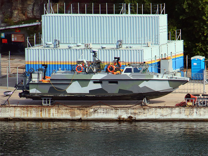 Десантный катер Д-296 ЧФ РФ на киль-блоках на берегу