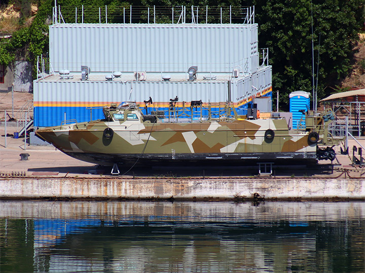 Десантный катер Д-309 Черноморского флота на киль-блоках на причале