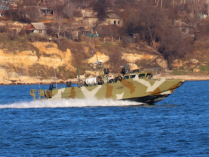 Десантный катер Д-309 Черноморского флота на ходу