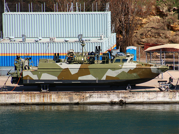 Десантный катер Д-310 Черноморского флота на киль-блоках на берегу