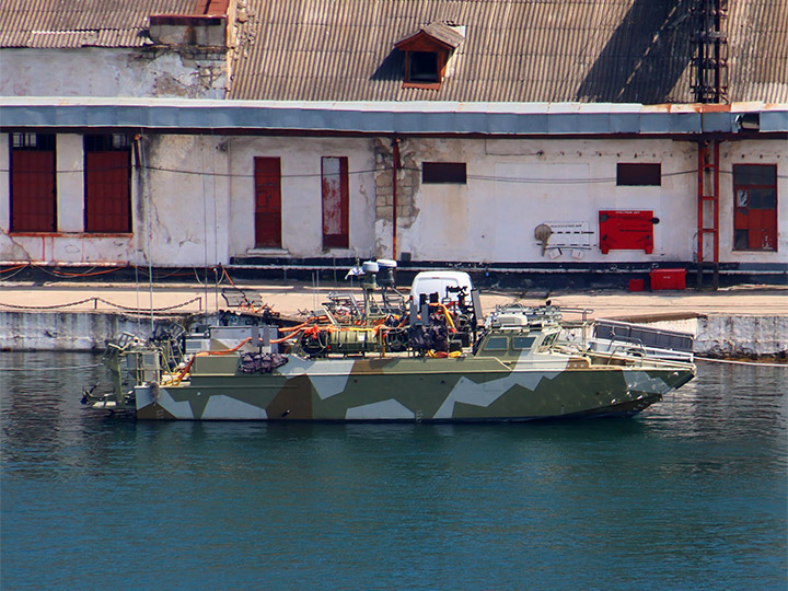 Десантный катер Д-311 Черноморского флота у причала в Севастополе
