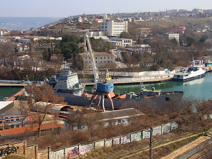 Большой десантный корабль "Николай Фильченков" проекта 1171 у причала в Севастополе