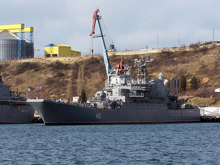 Большой десантный корабль "Новочеркасск", снятый с консервации, у причала в Севастополе