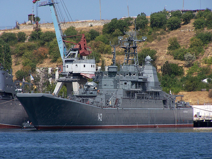 Большой десантный корабль "Новочеркасск", снятый с консервации, у причала в Севастополе