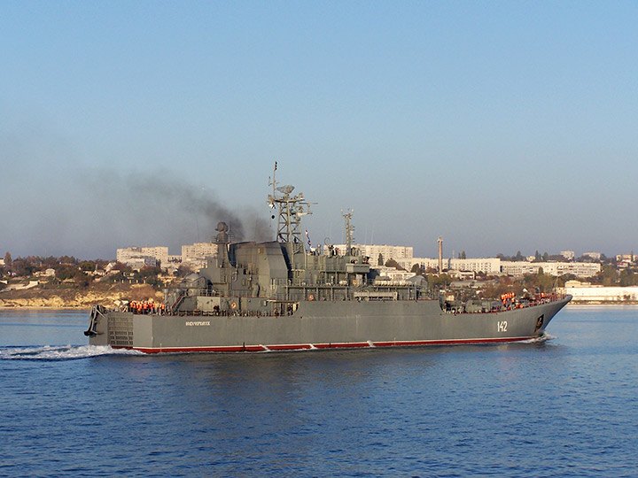 Большой десантный корабль "Новочеркасск" заходит в Севастопольскую бухту