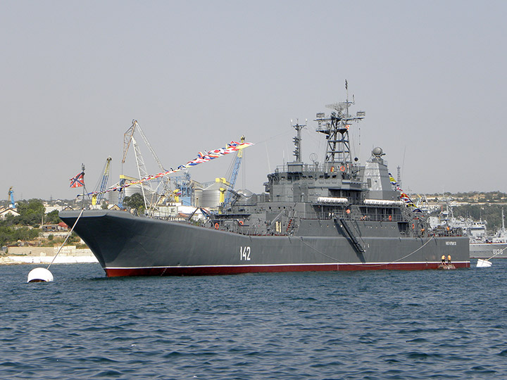 БДК "Новочеркасск" с флагами расцвечивания накануне Дня флота