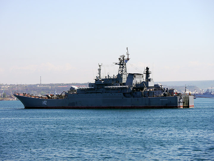 Буксировка большого десантного корабля "Новочеркасск"