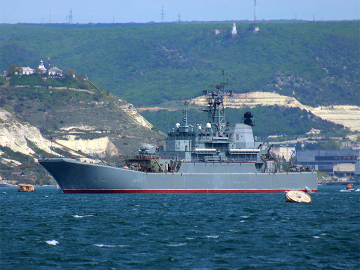 Большой десантный корабль "Новочеркасск" на фоне Инкерманского створного маяка