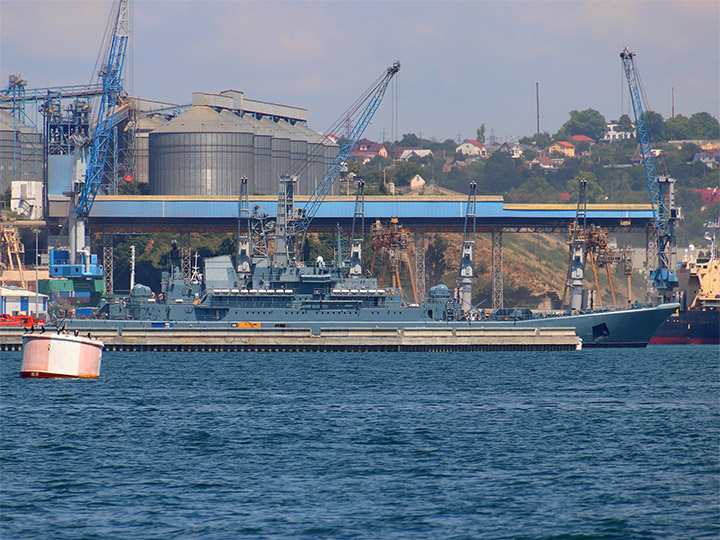 Большой десантный корабль "Новочеркасск" у причала в Севастопольской бухте