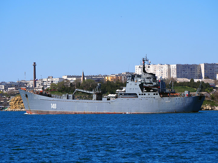 Большой десантный корабль "Орск" в Севастопольской бухте