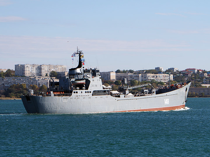 БДК "Орск" Черноморского флота заходит в Севастопольскую бухту