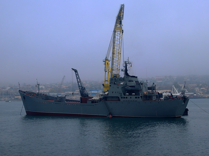 Большой десантный корабль "Орск" на бочках в Севастопольской бухте