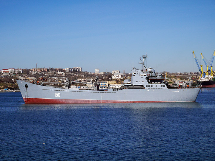 Большой десантный корабль "Саратов" на стенде