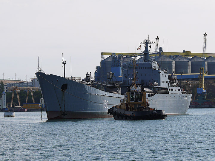 Буксировка большого десантного корабля "Саратов" Черноморского флота
