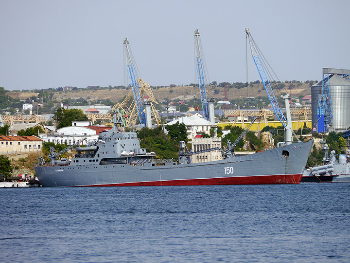 Большой десантный корабль "Саратов" у Куриной стенки, Севастополь
