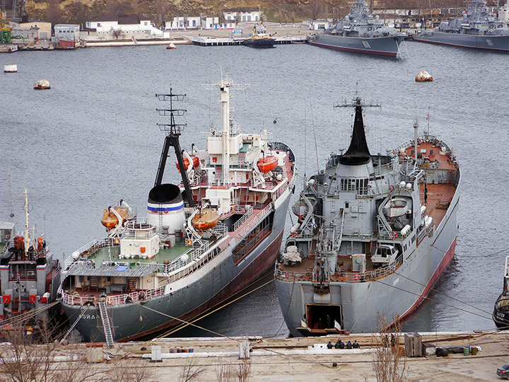 Средний морской танкер "Койда" и большой десантный корабль "Саратов"