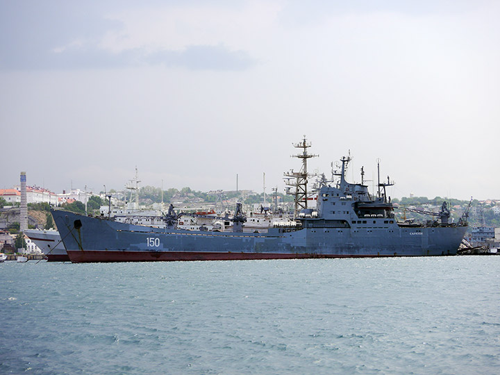 Большой десантный корабль "Саратов" у Минной стенки, Севастополь