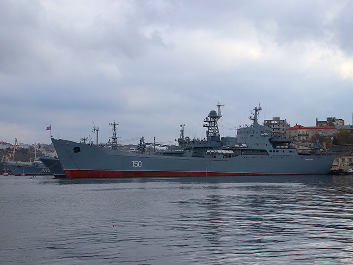 БДК "Саратов" Черноморского флота у Минной стенки в Севастополе