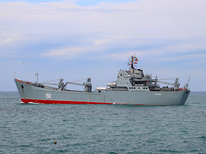Большой десантный корабль "Саратов" ЧФ РФ выходит в море