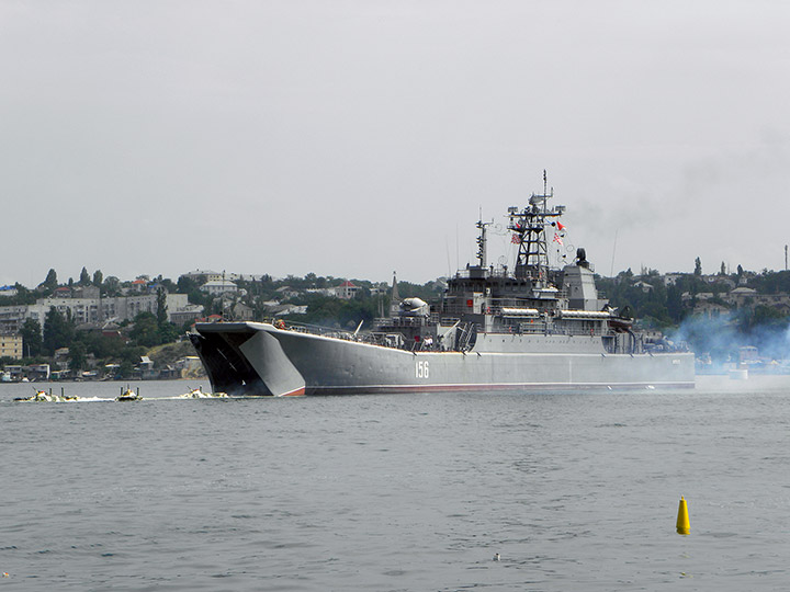 Большой десантный корабль "Ямал" производит высадку десанта на плав