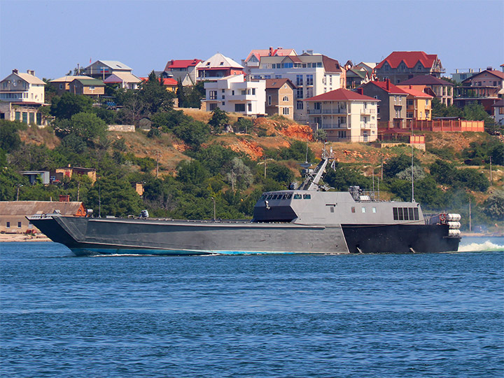 Десантный катер "Атаман Платов" Каспийской флотилии на фоне Северной стороны, Севастополь