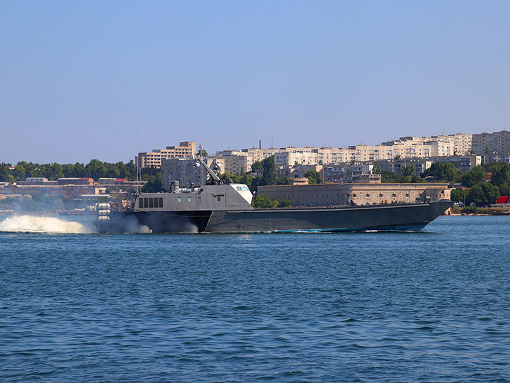 Десантный катер "Атаман Платов" Каспийской Военной Флотилии на ходу в Севастопольской бухте
