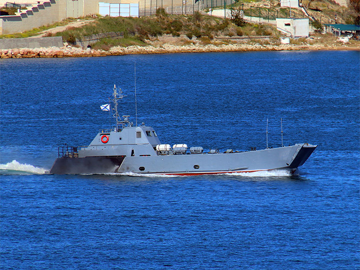 Десантный катер Д-156 Каспийской Флотилии на ходу в Севастопольской бухте