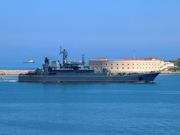 БДК "Калининград" Балтийского флота на фоне Константиновской батареи в Севастополе