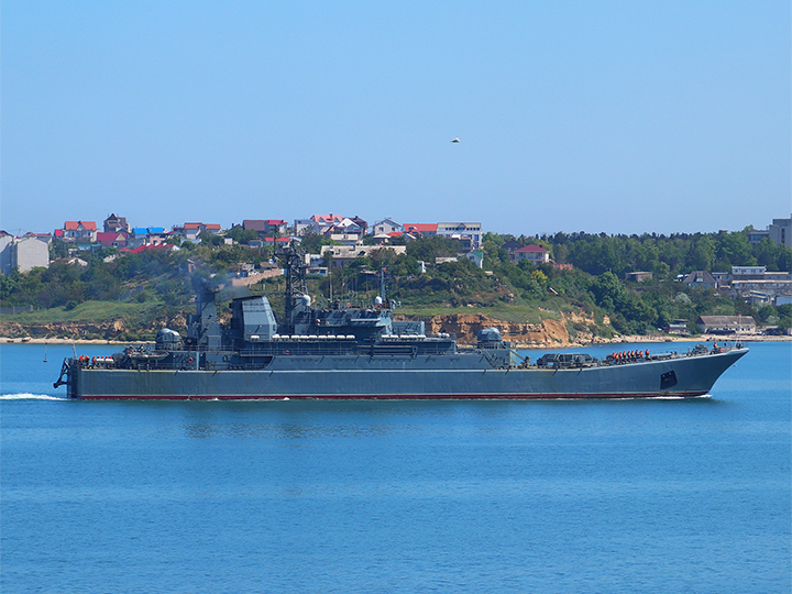 БДК "Калининград" Балтийского флота на ходу в Севастопольской бухте