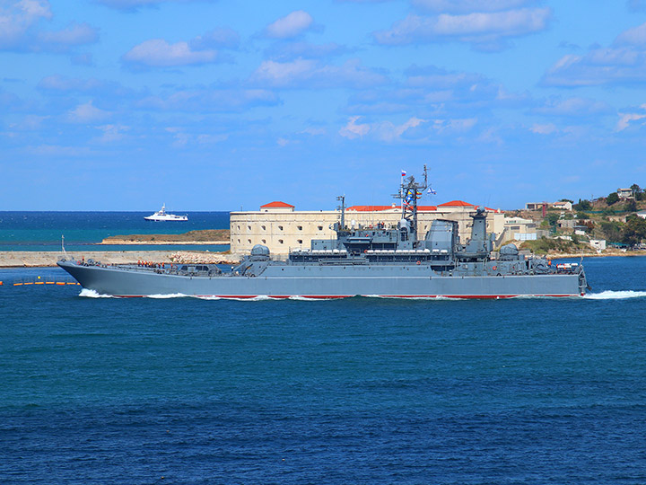 БДК "Калининград" Балтийского флота проходит Константиновскую батарею в Севастополе