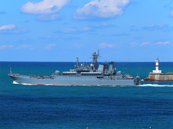 БДК "Калининград" Балтийского флота выходит из Севастопольской бухты
