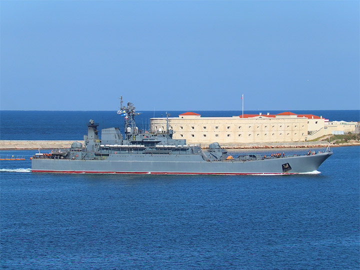 БДК "Калининград" Балтийского флота проходит Константиновскую батарею в Севастополе