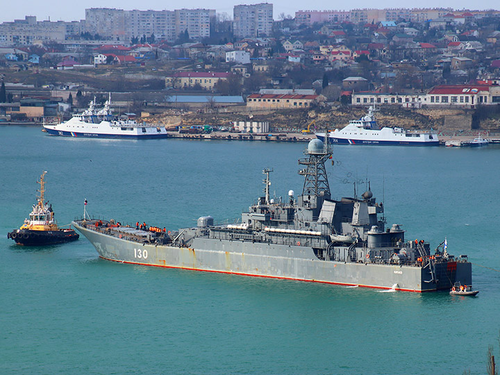 БДК "Королев" Балтийского флота в Севастопольской бухте