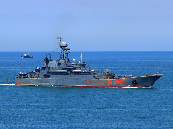БДК "Королев" Балтийского флота на подходе к Севастополю