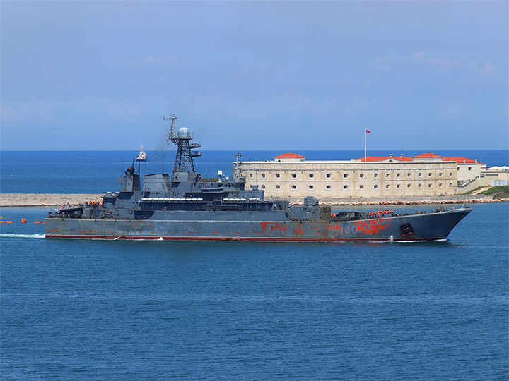 БДК "Королев" Балтийского флота на фоне Константиновской батареи в Севастополе