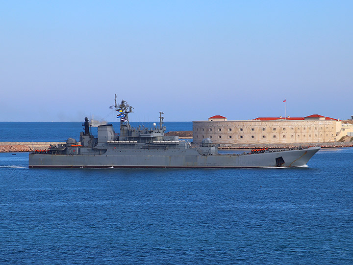 Большой десантный корабль "Минск" Балтийского флота на фоне Константиновской батареи в Севастополе