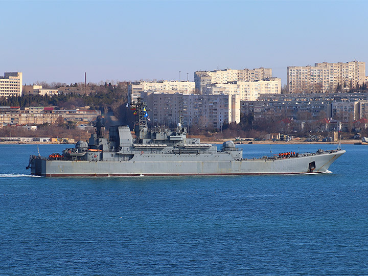 БДК "Минск" Балтийского флота России на фоне Северной стороны Севастополя