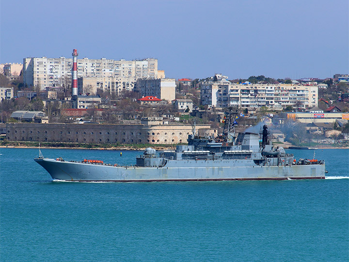 БДК "Минск" Балтийского флота России на фоне Михайловской батареи на Северной стороне Севастополя