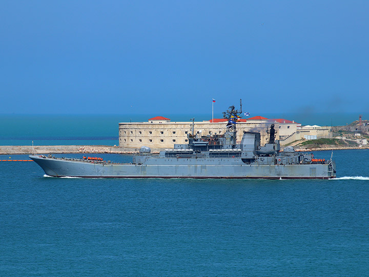 БДК "Минск" Балтийского флота проходит Константиновскую батарею в Севастополе
