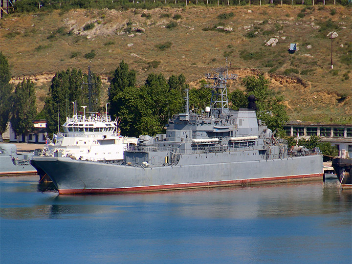 БДК "Минск" Балтийского флота проекта 775 у причала в Севастополе