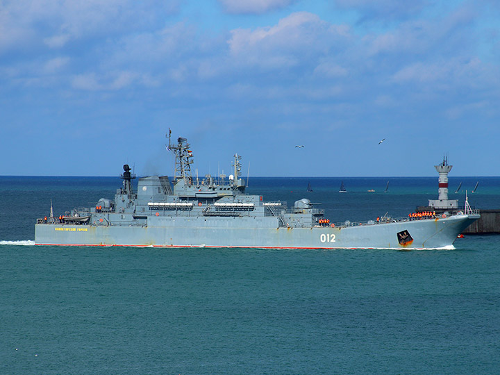Большой десантный корабль "Оленегорский горняк" Северного флота заходит в Севастопольскую бухту