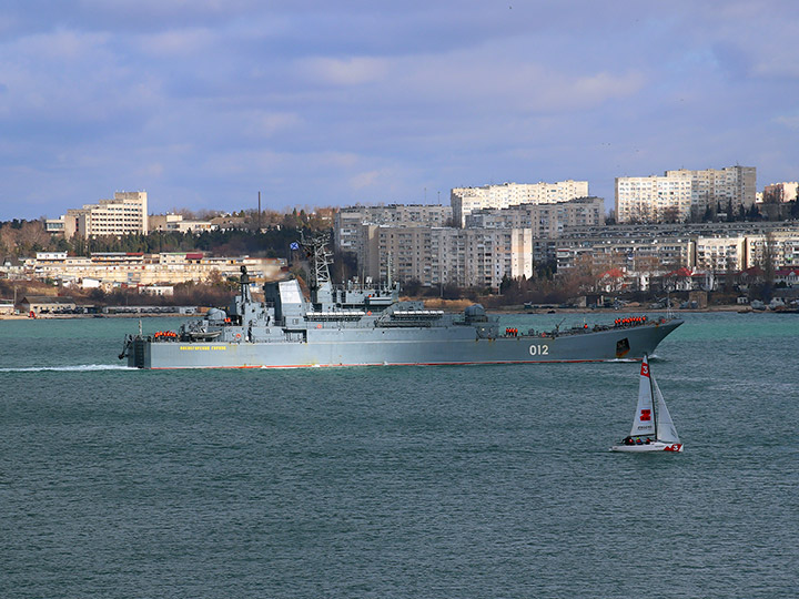 БДК "Оленегорский горняк" Северного флота на фоне Северной стороны Севастополя