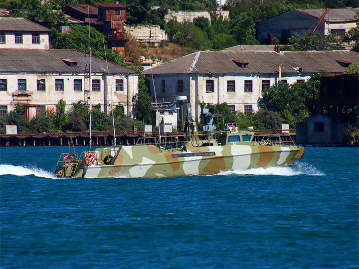 Противодиверсионный катер П-461 Балтийского флота на ходу в Южной бухте Севастополя