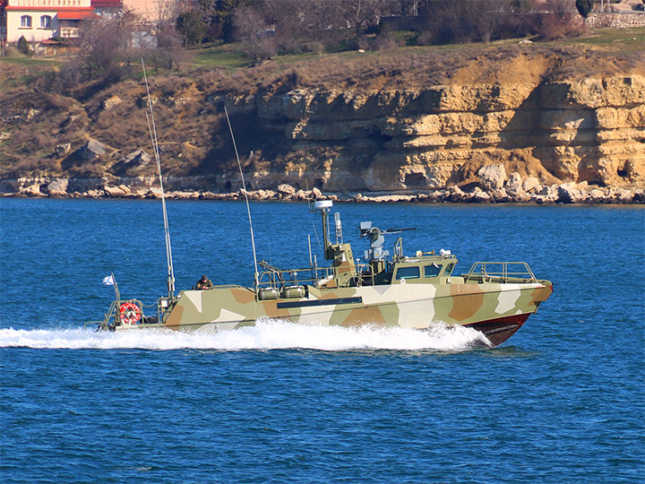 Противодиверсионный катер П-461 Балтийского флота типа "Раптор" в Севастопольской бухте