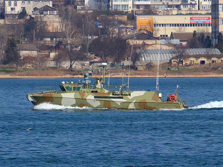 Противодиверсионный катер П-461 Балтийского флота типа "Раптор" на ходу в Севастопольской бухте