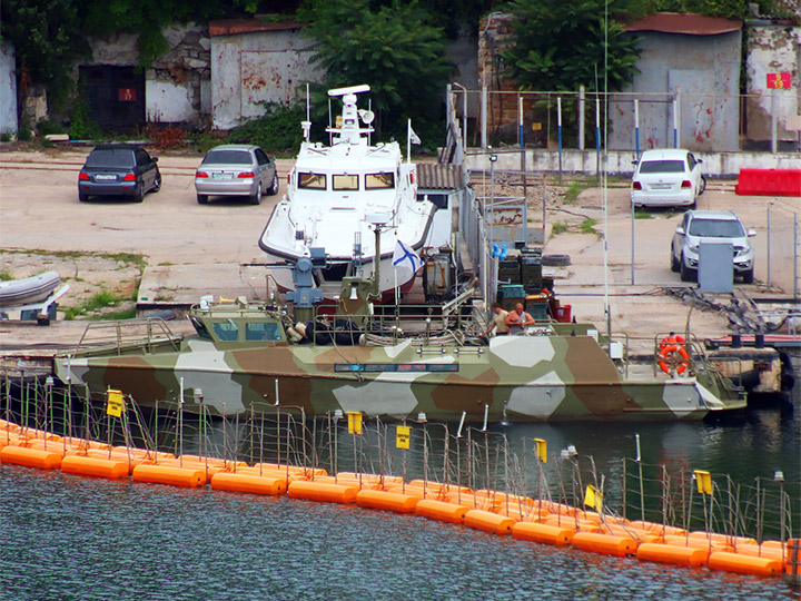 Противодиверсионный катер П-462 Балтийского флота в Севастополе