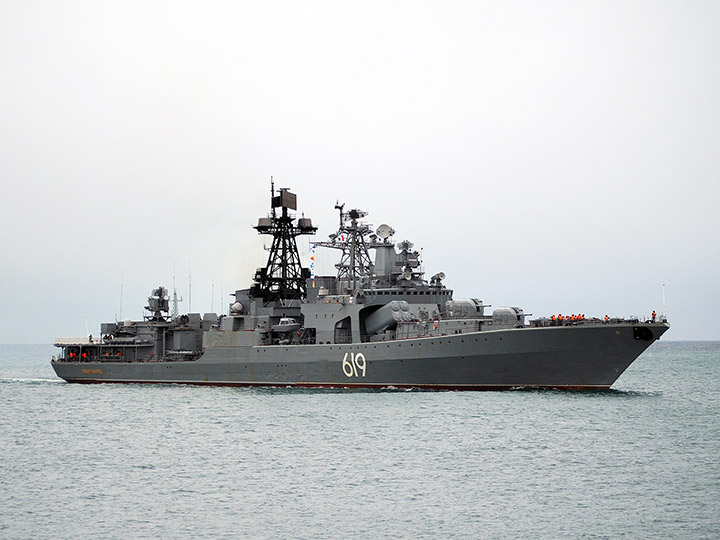 Большой противолодочный корабль "Североморск" Северного флота РФ на подходе к Севастополю